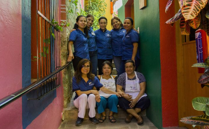 Gerencia y staff te desean unas vacaciones de ensueño en un hotel lleno de color en Oaxaca, México